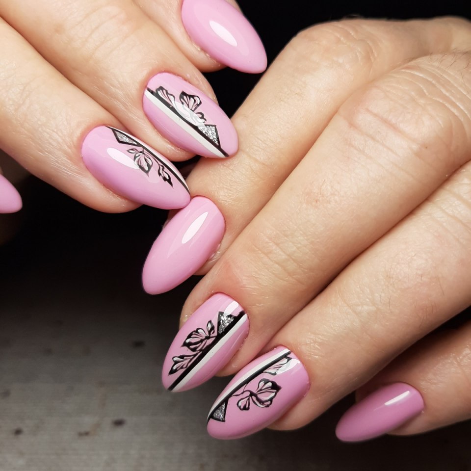 Розовый маникюр с рисунком