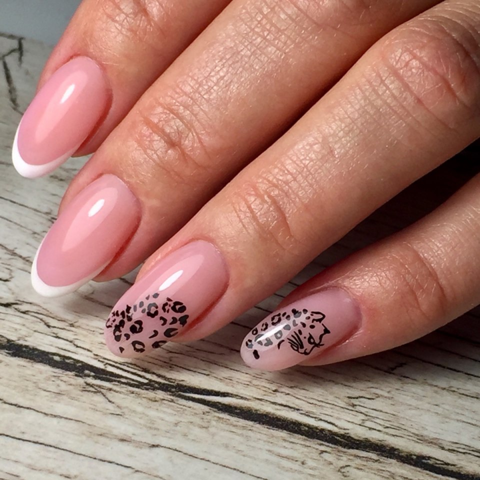 Коралловый маникюр с вензелями