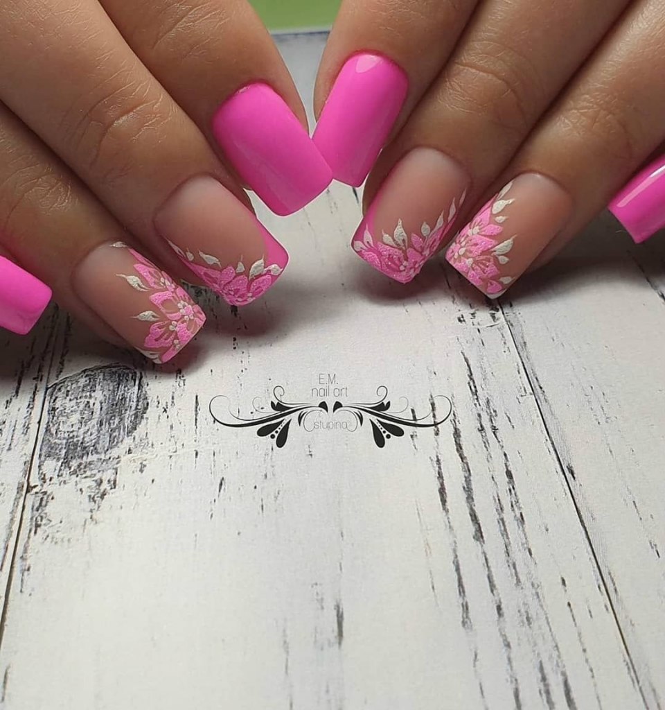 Маникюр розовый с черным узором