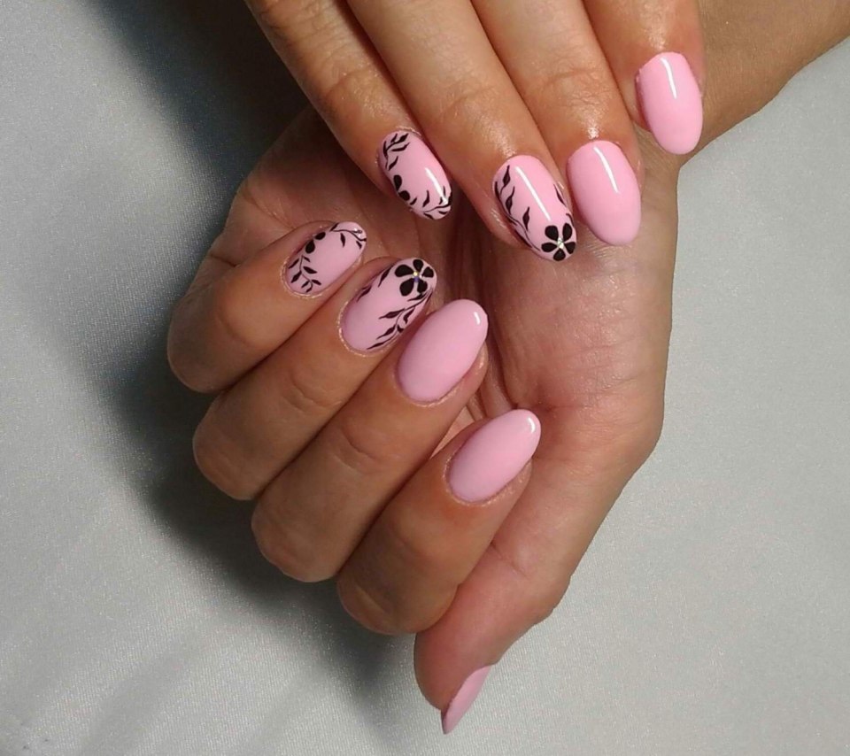 Розовый маникюр с рисунком
