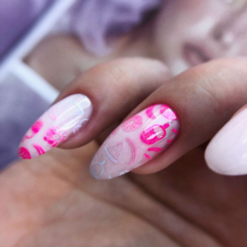 Маникюр розовый с цветочками