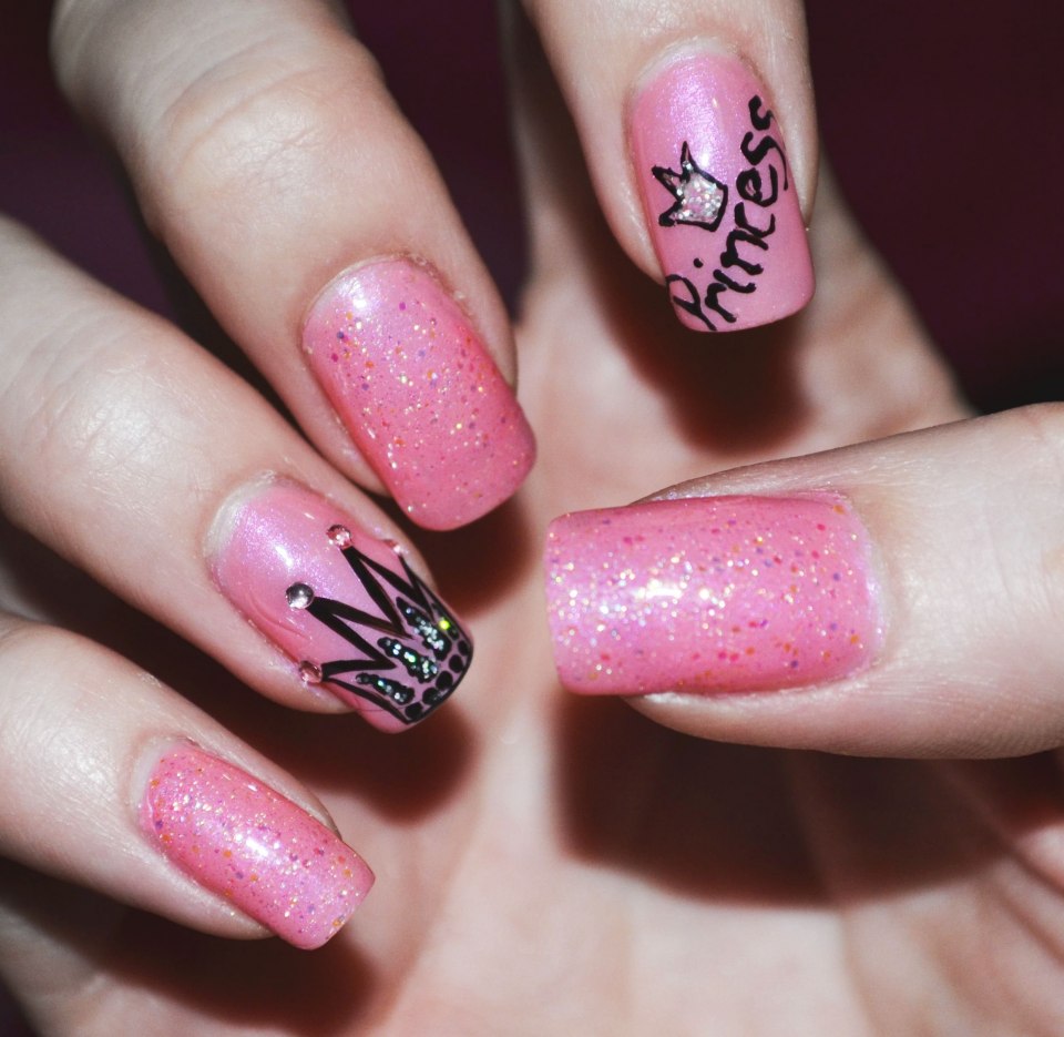 Маникюр розовый с принтом Креста