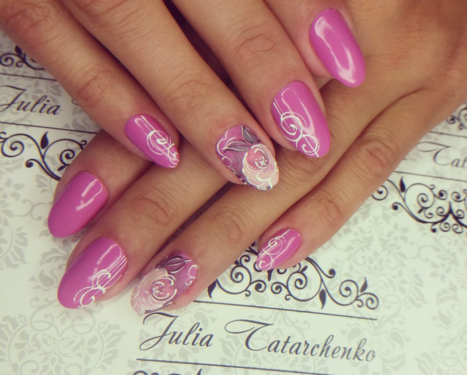 Розовые ногти с рисунком