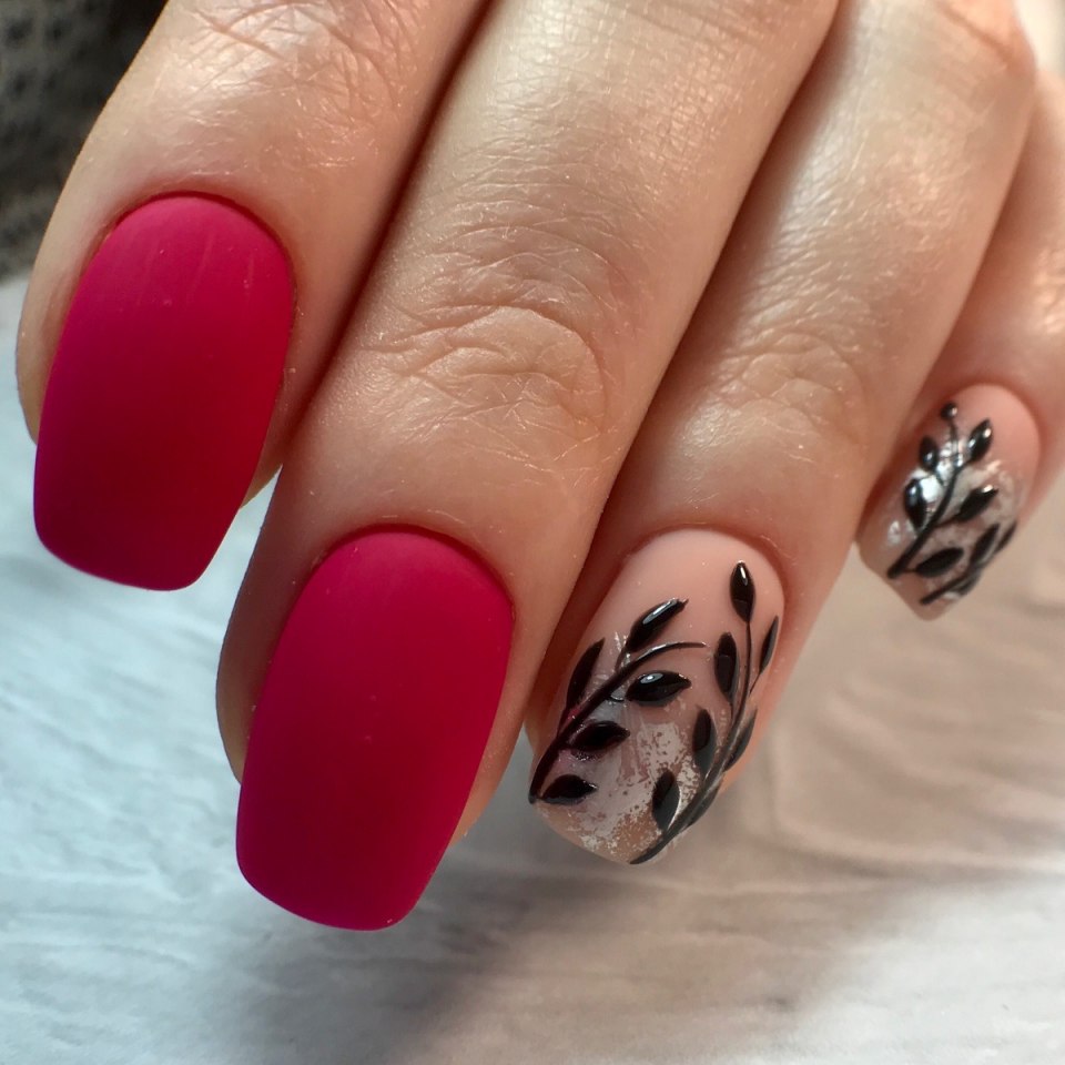 Маникюр малиновый с черным
