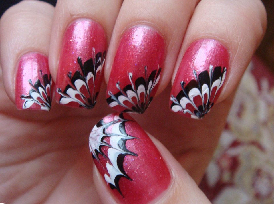 Розовый маникюр с рисунком белых лепестков