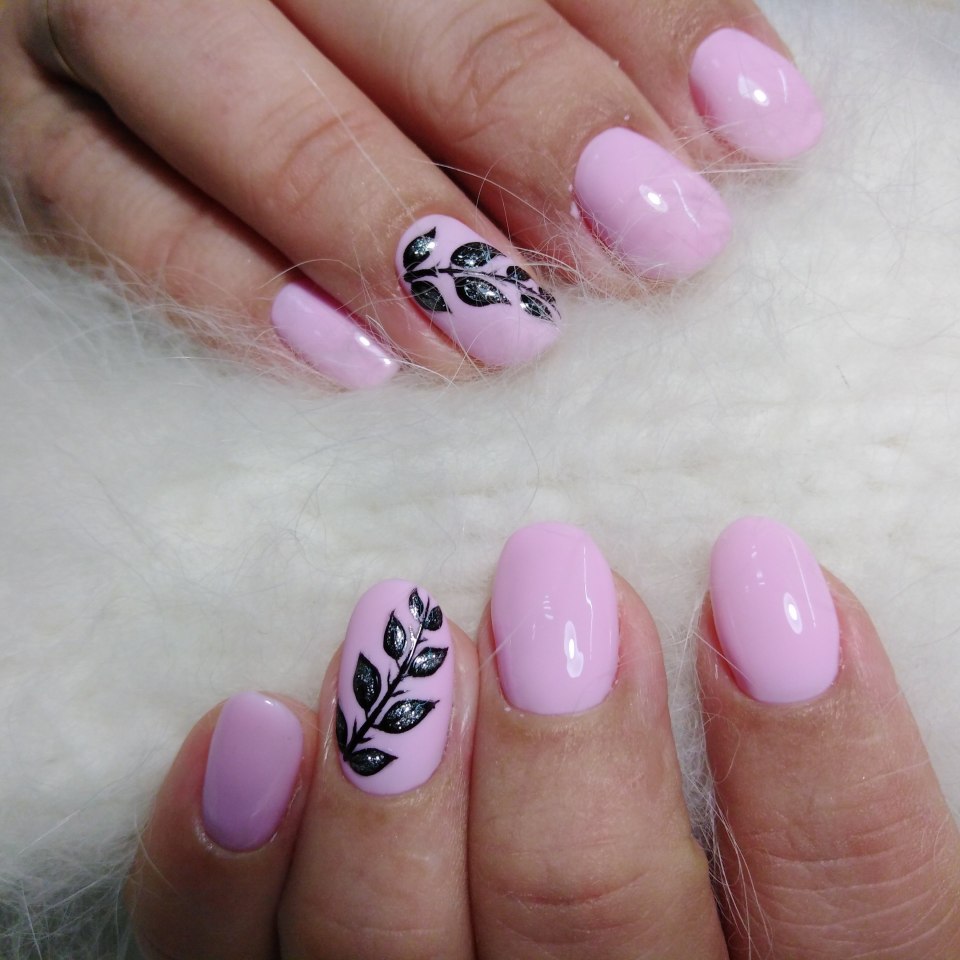 Розовый маникюр с вензелями