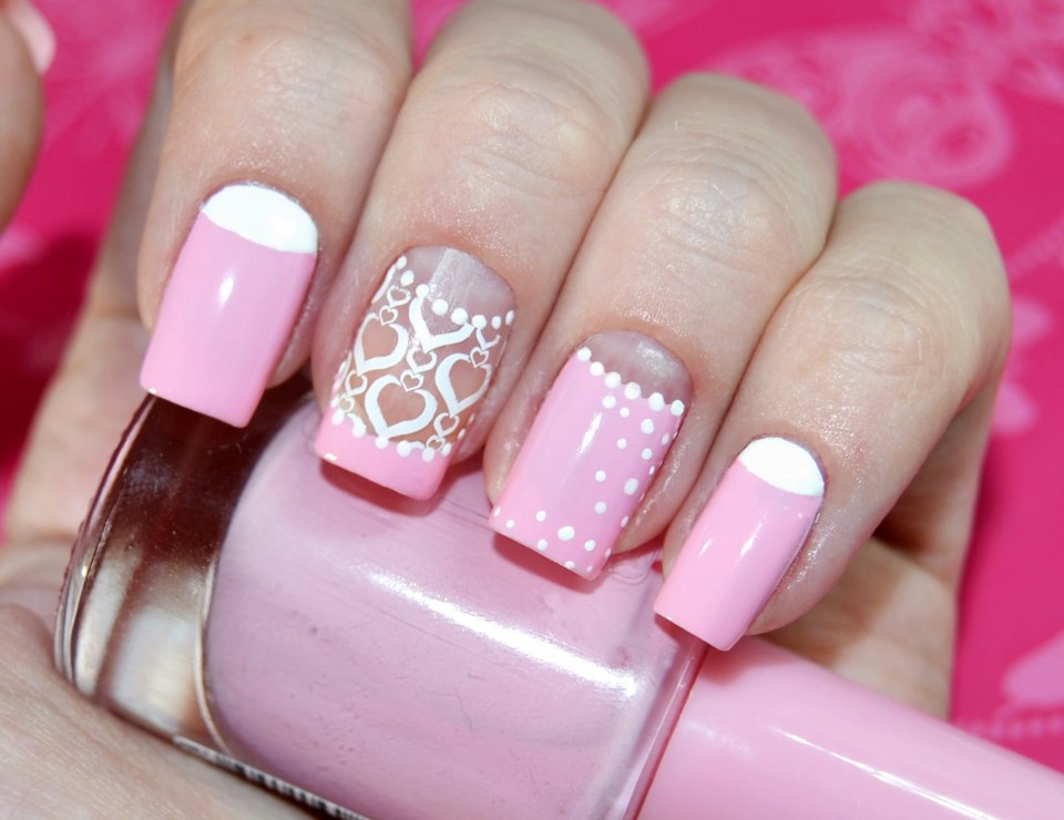 Маникюр розовый с узором