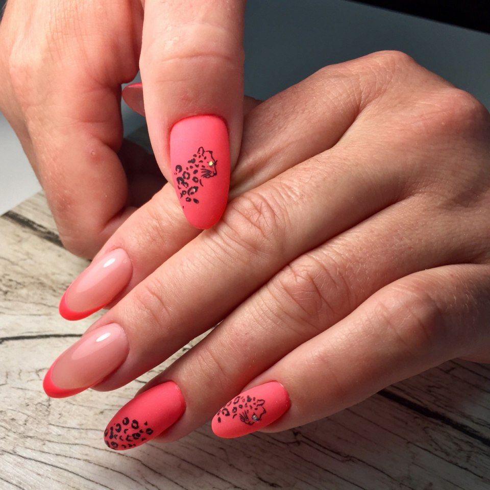 Розовый маникюр с короной