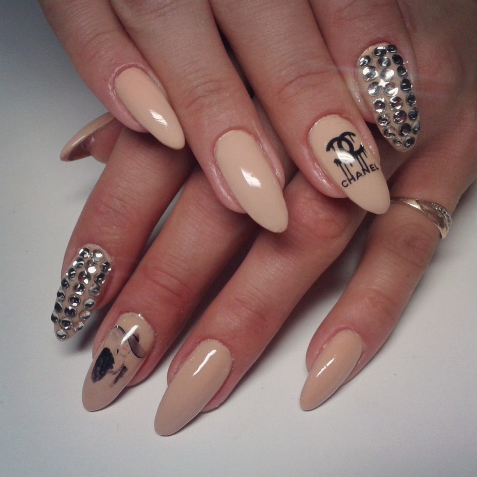 Бежевый маникюр на длинные ногти