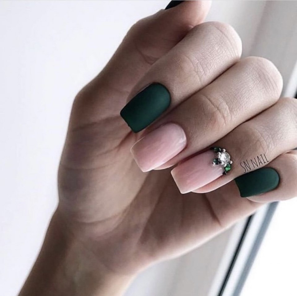 Изумрудные матовые ногти