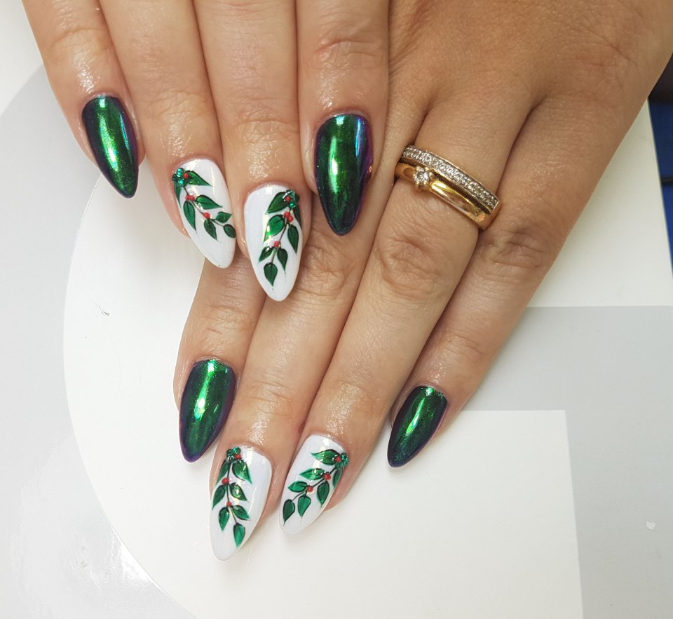 Маникюр изумруд и золото