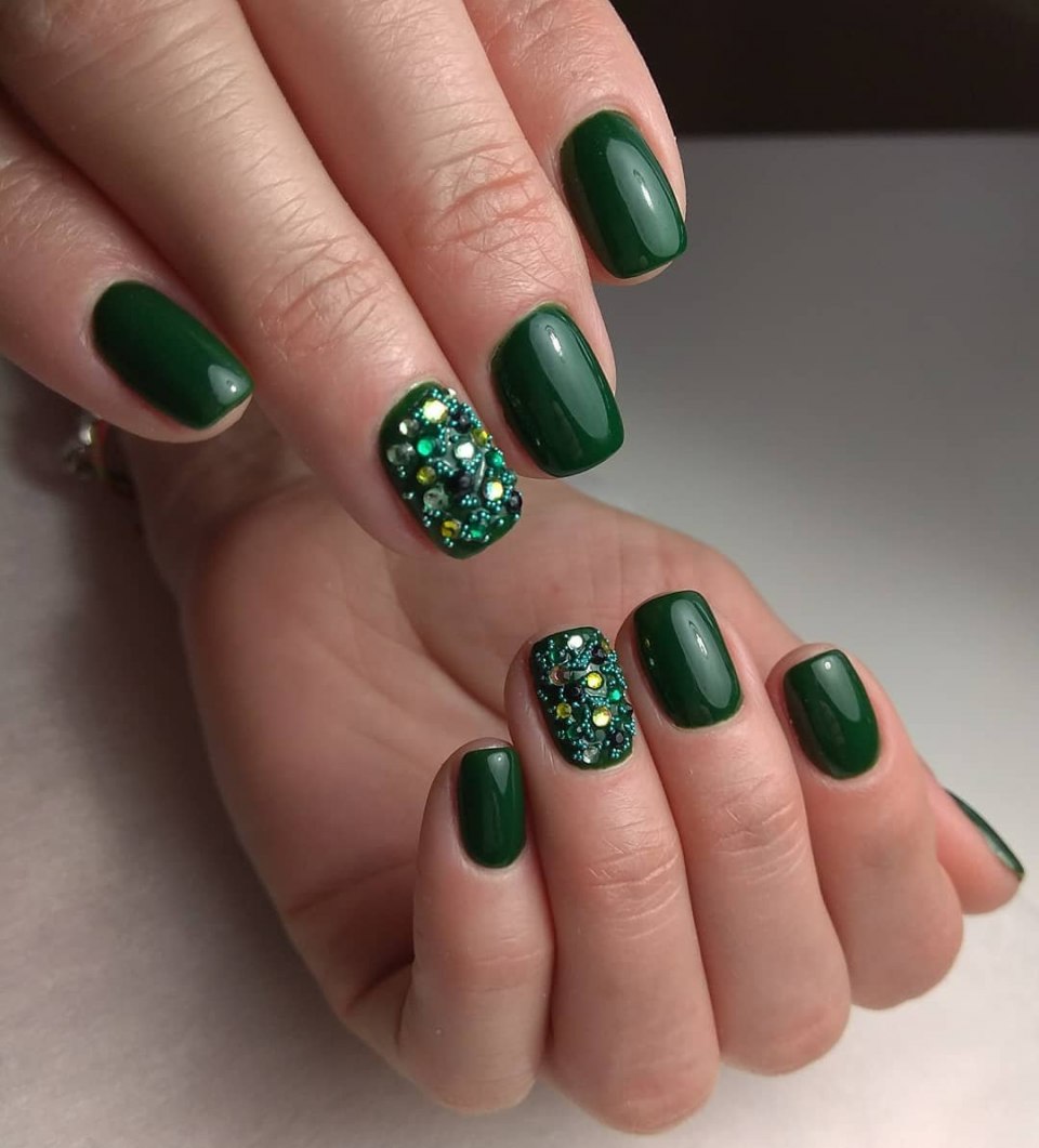 Маникюр зеленый