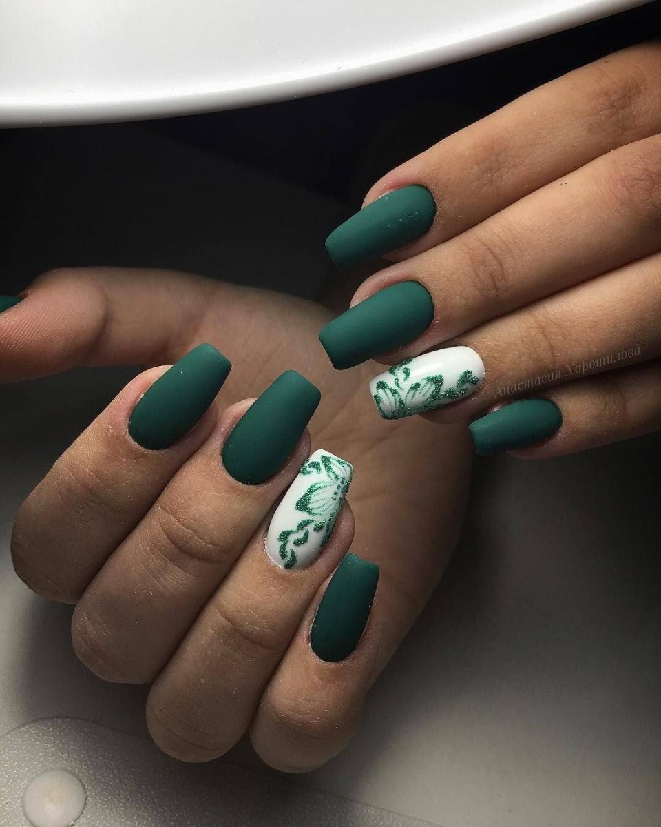 Маникюр зеленого цвета