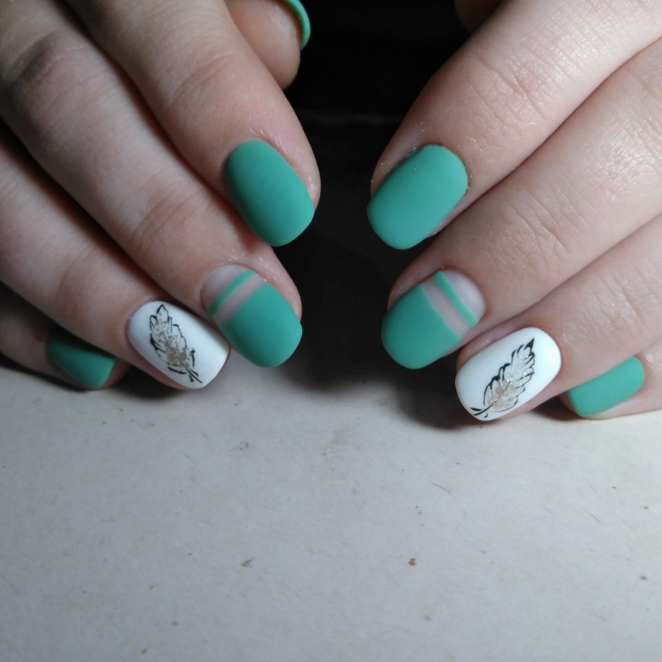 Изумрудный маникюр со слайдерами