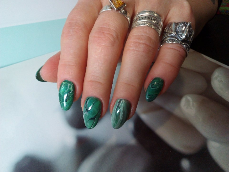 Маникюр изумрудный мрамор