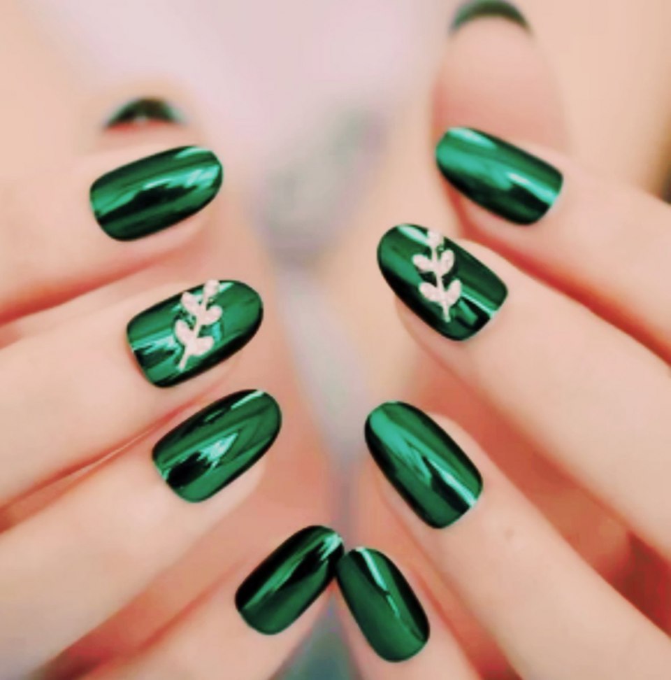 Маникюр зеленый металлик