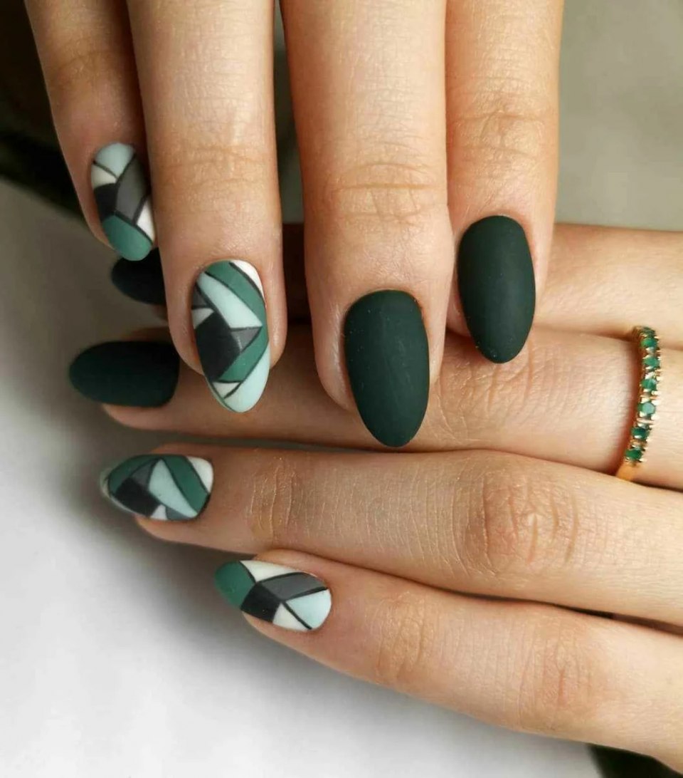 Маникюр изумрудный матовый 2021