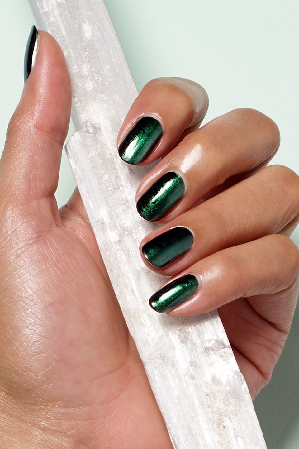 Маникюр зеленый перламутровый