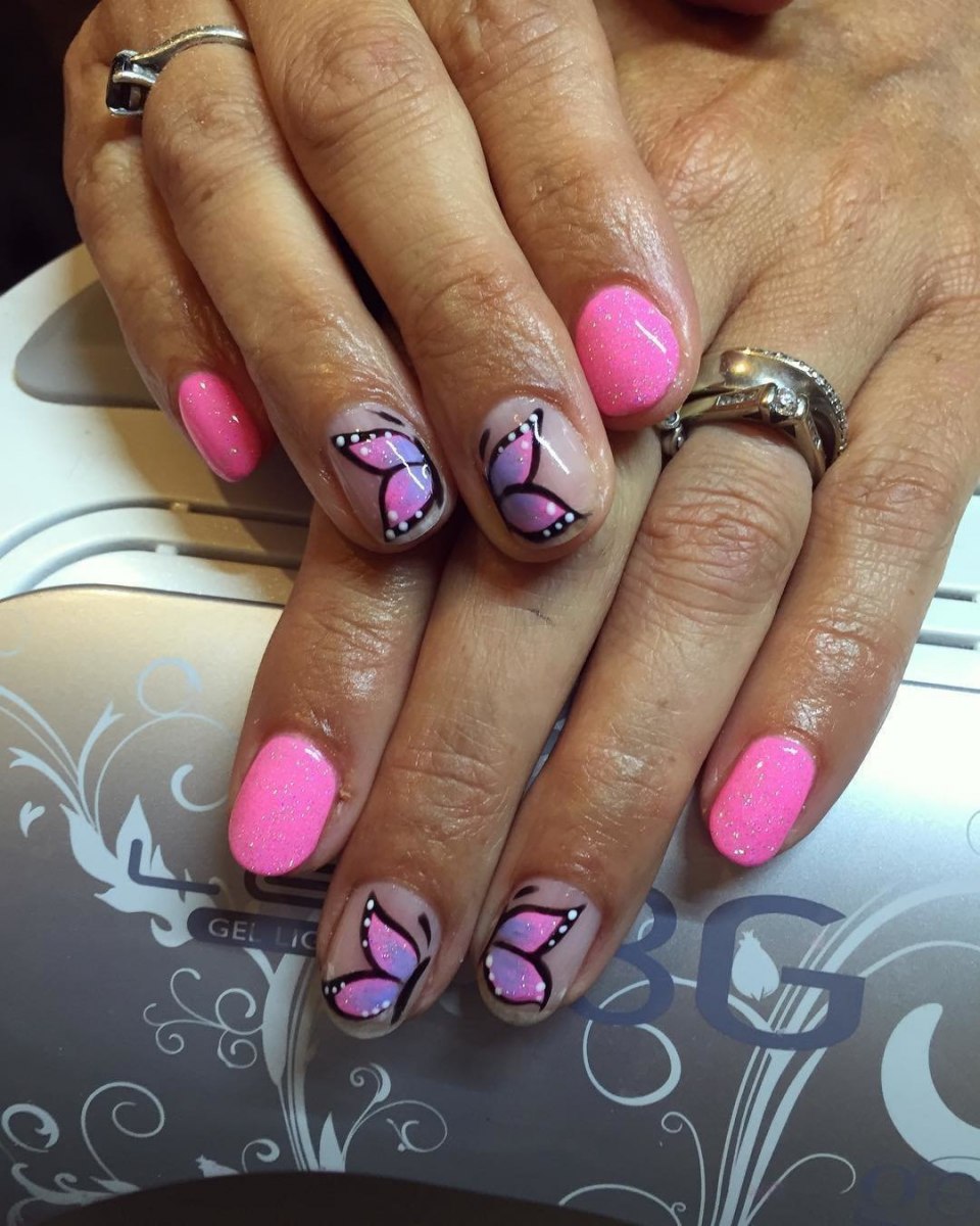 Розовый маникюр с бабочкой