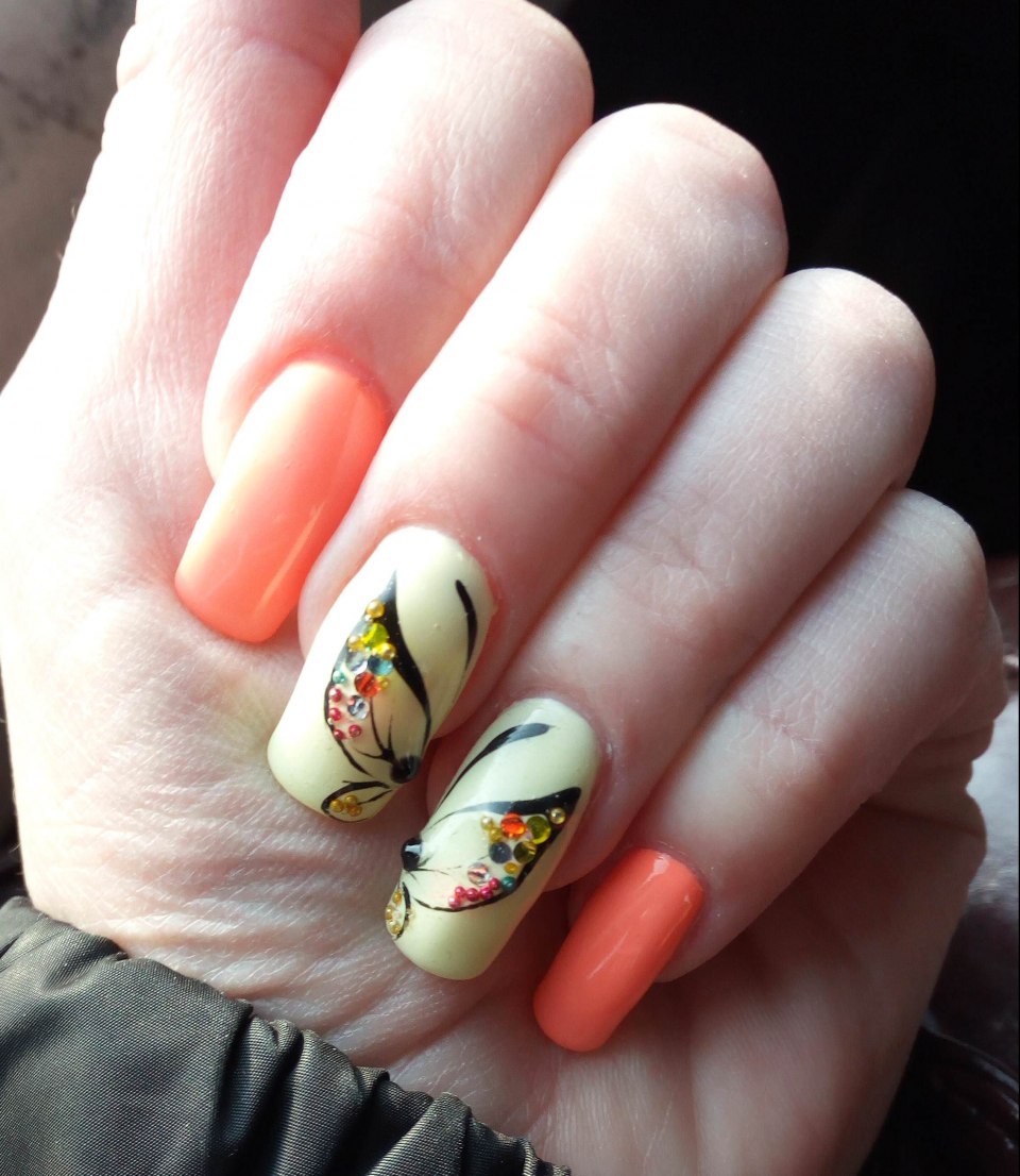 Бабочка на ногтях