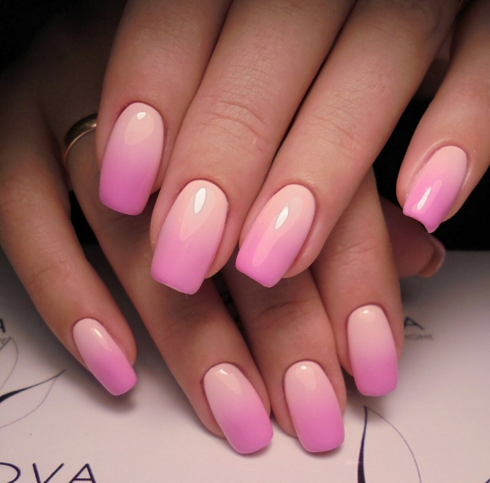 Розовоголубый маникюр