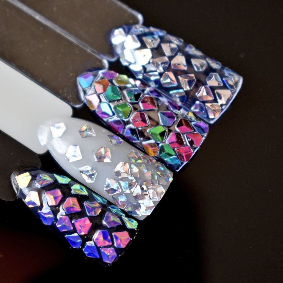 Маникюр с пайетками ромбиками