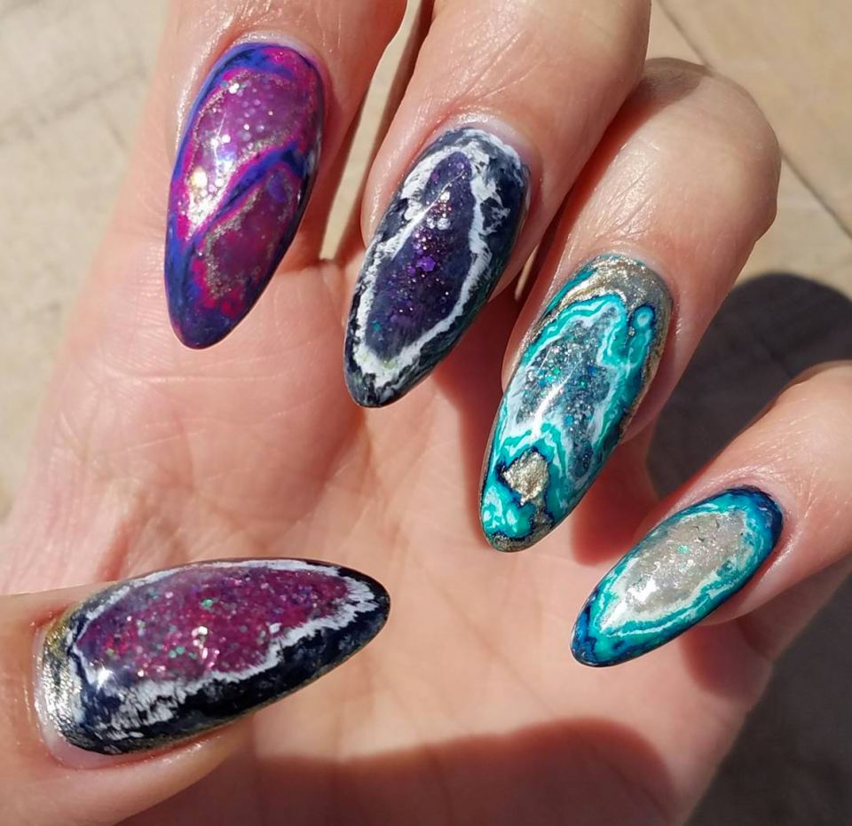 Маникюр с наклейками