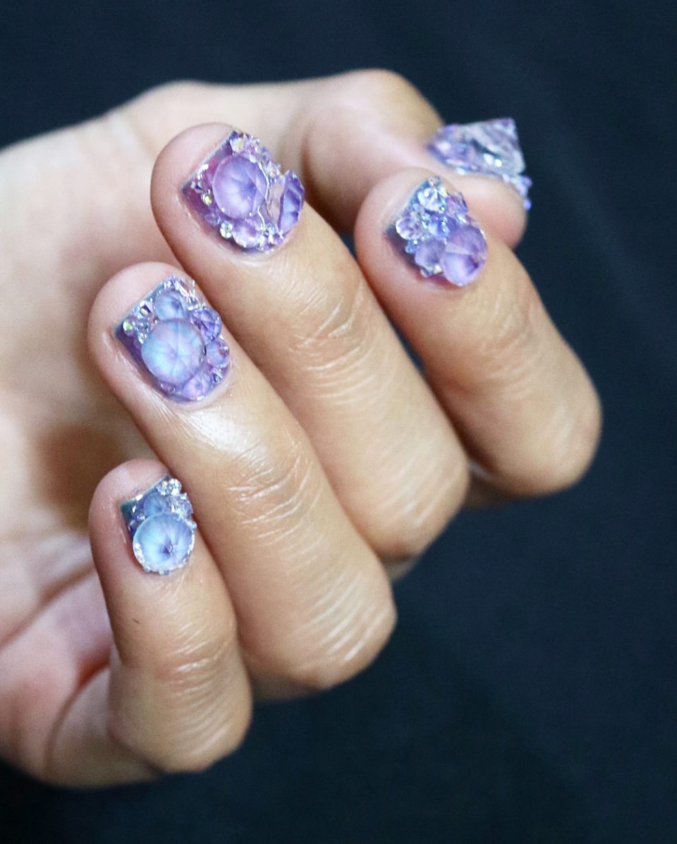 Красивые короткие ногти с кристаликами