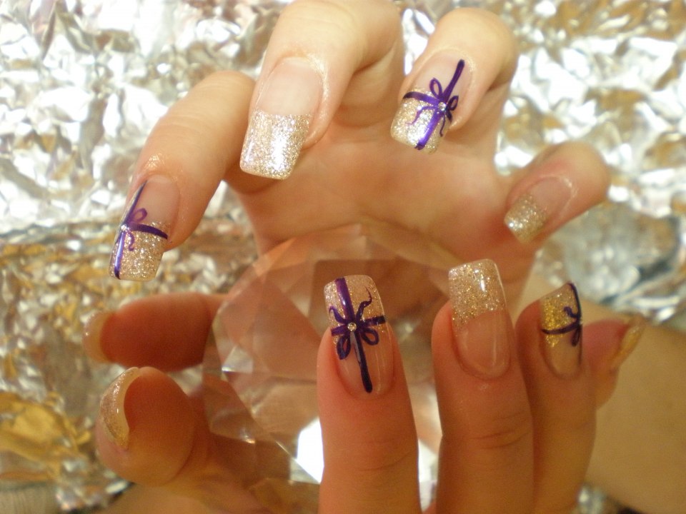 Голубой маникюр с пайетками