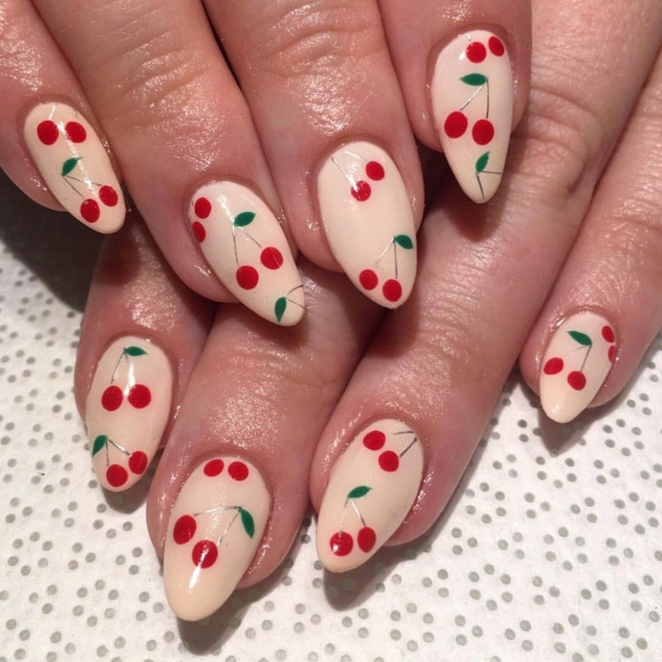 Маникюр френч с вишенками