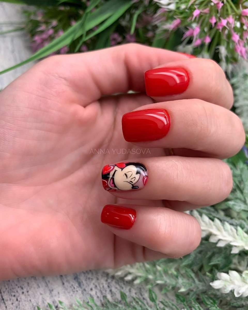 Маникюр с вишенками