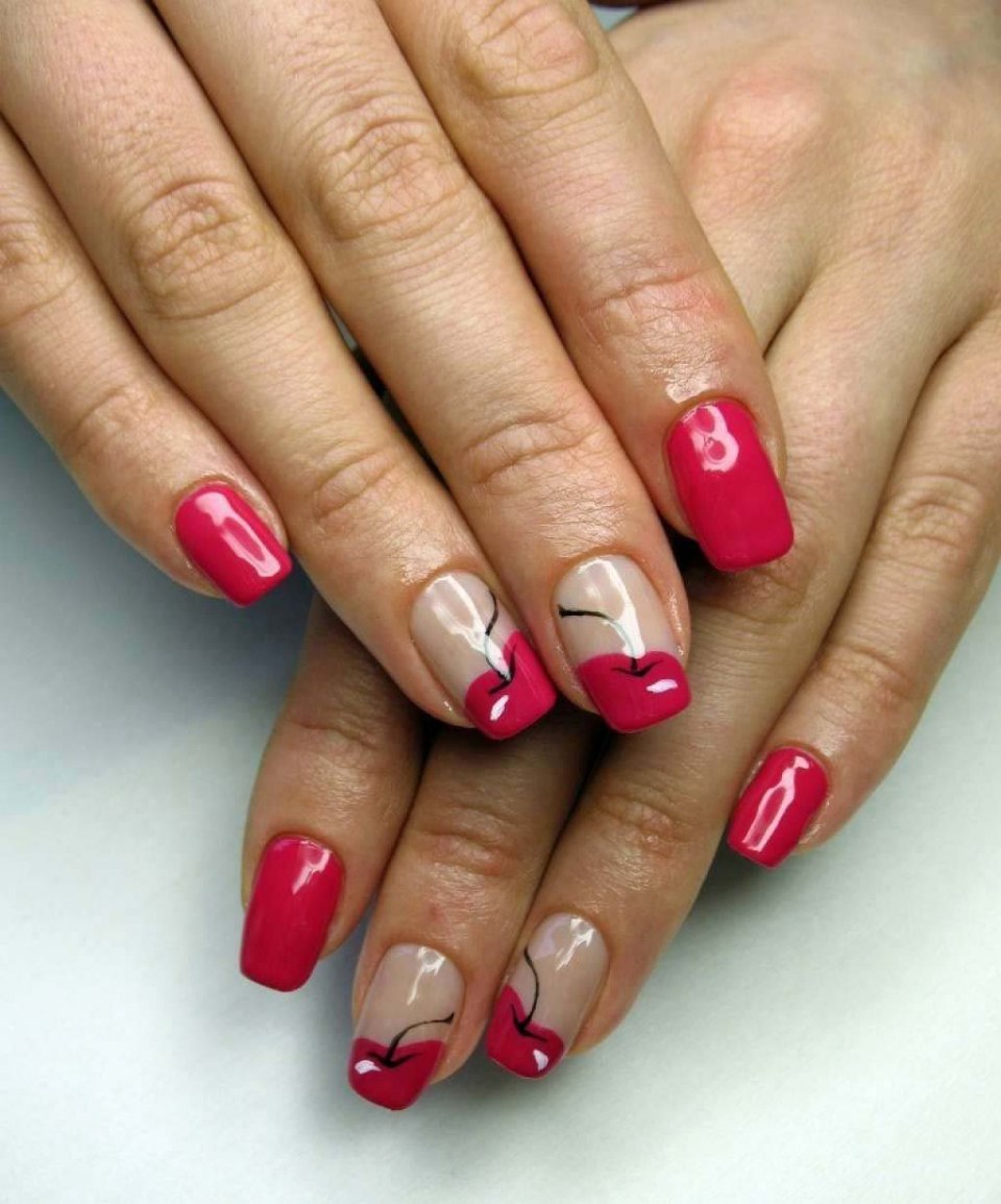 Маникюр с клубникой