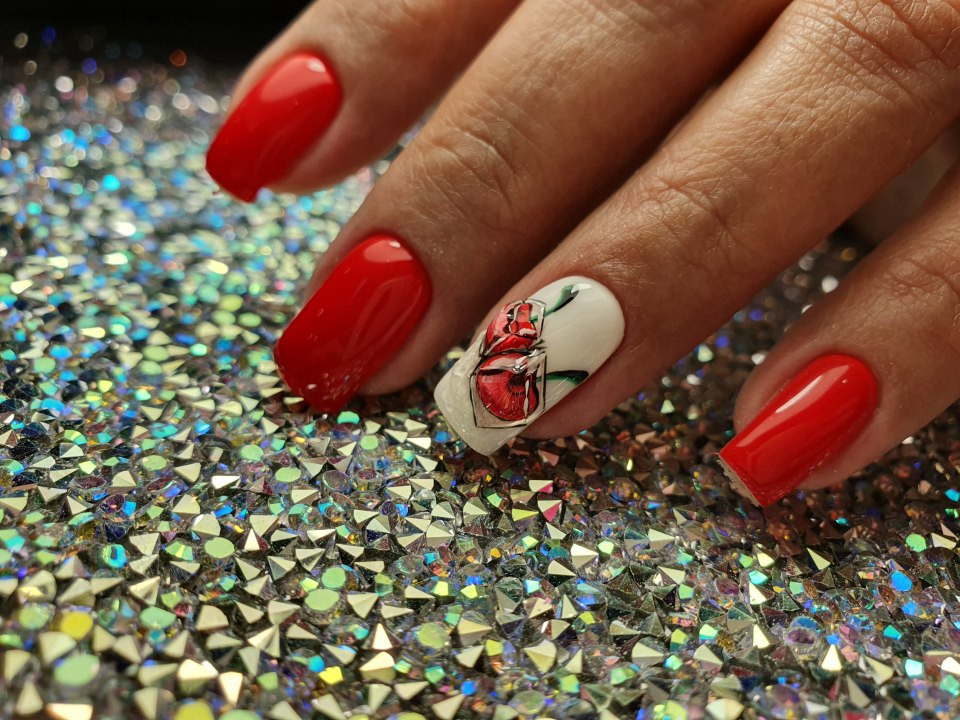 Красно белый маникюр с вишенкой