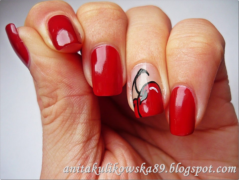 Маникюр с вишенками