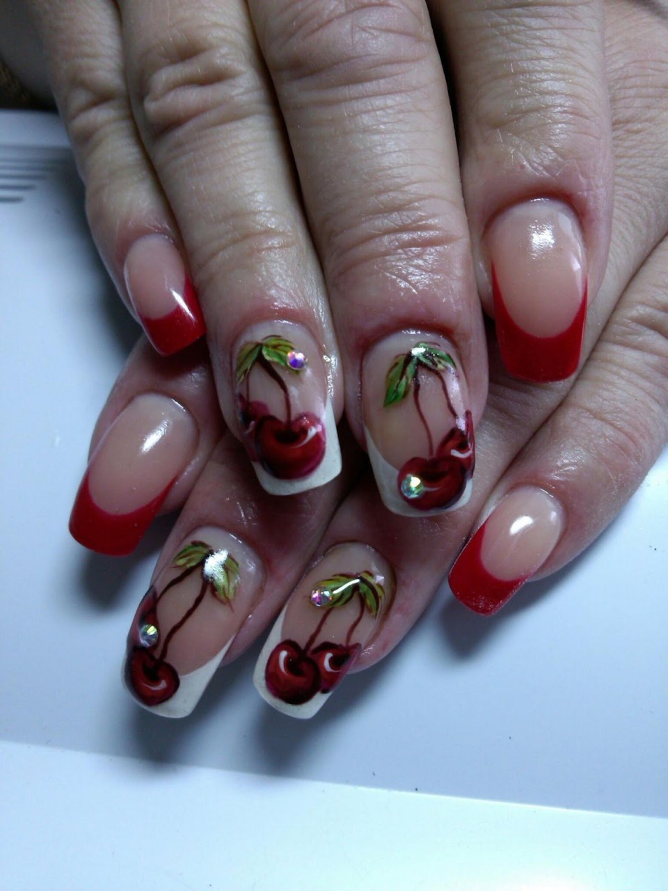 Маникюр с вишенками на длинные ногти