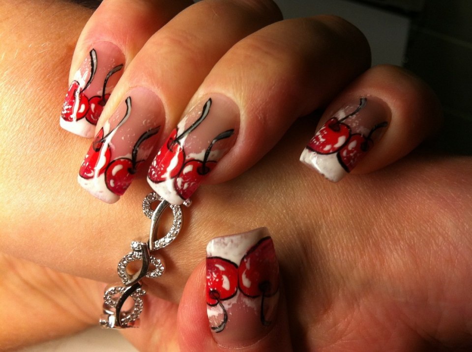 Маникюр красный с сердечками и стразами