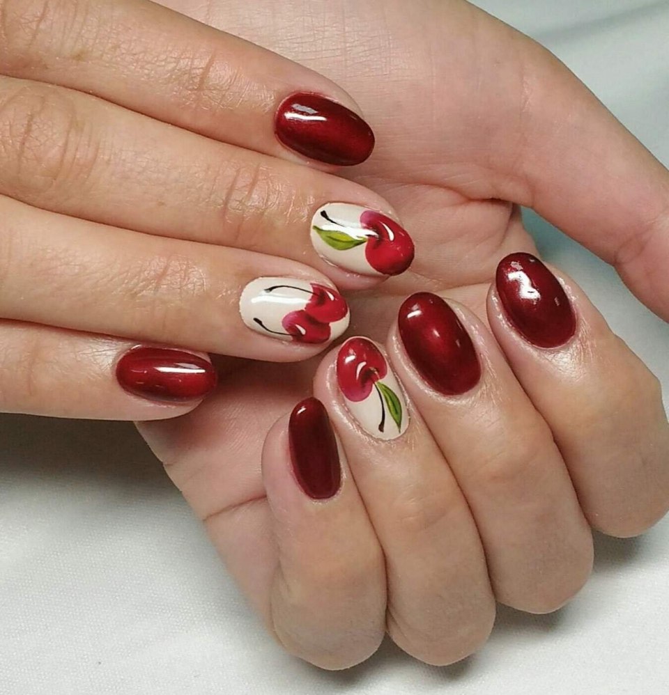 Маникюр с вишенками