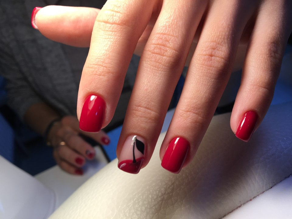 Летний красный маникюр с вишенкой 2021
