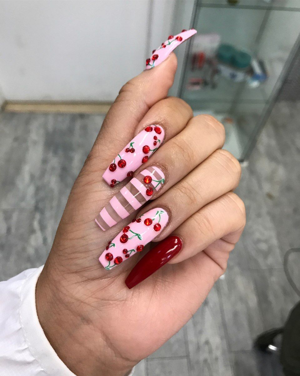 Маникюр с черешней на ногтях фото