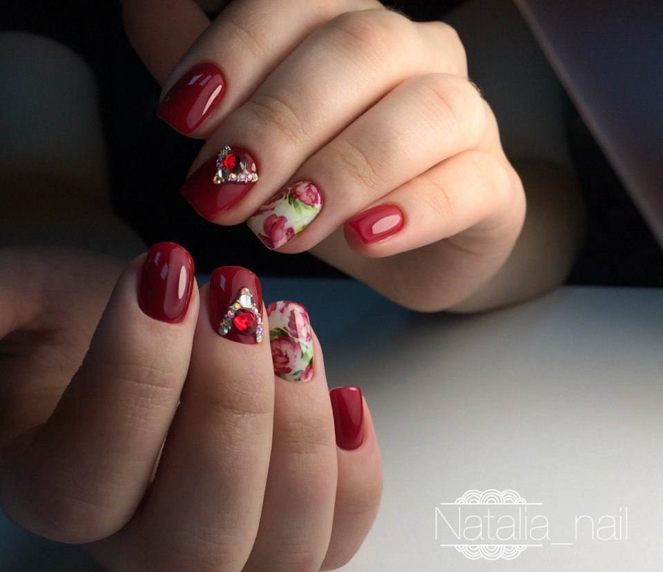 Вишня на ногтях