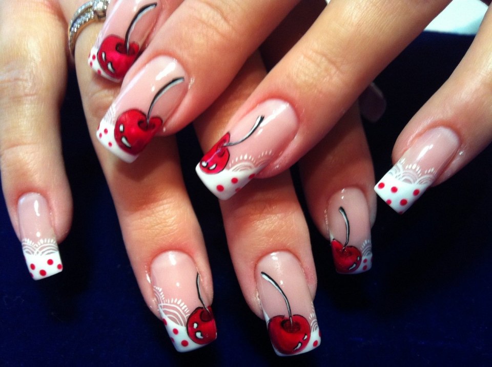 Маникюр с ягодами