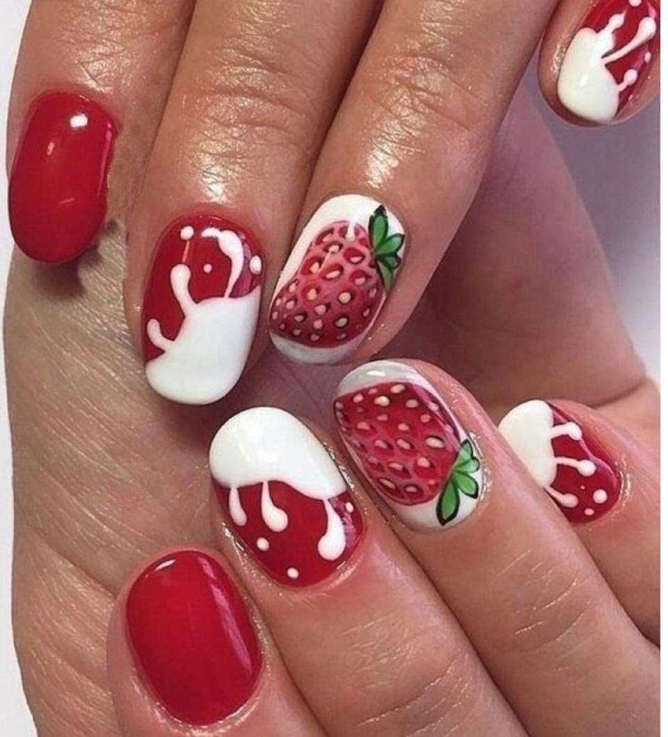 Яркий летний маникюр с вишней