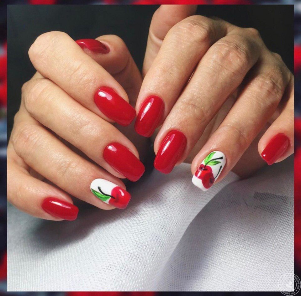 Красный маникюр с вишней