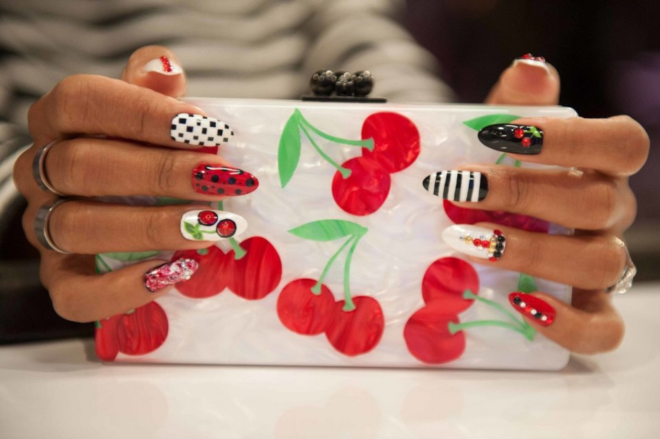 Маникюр с рисунком Вишенки