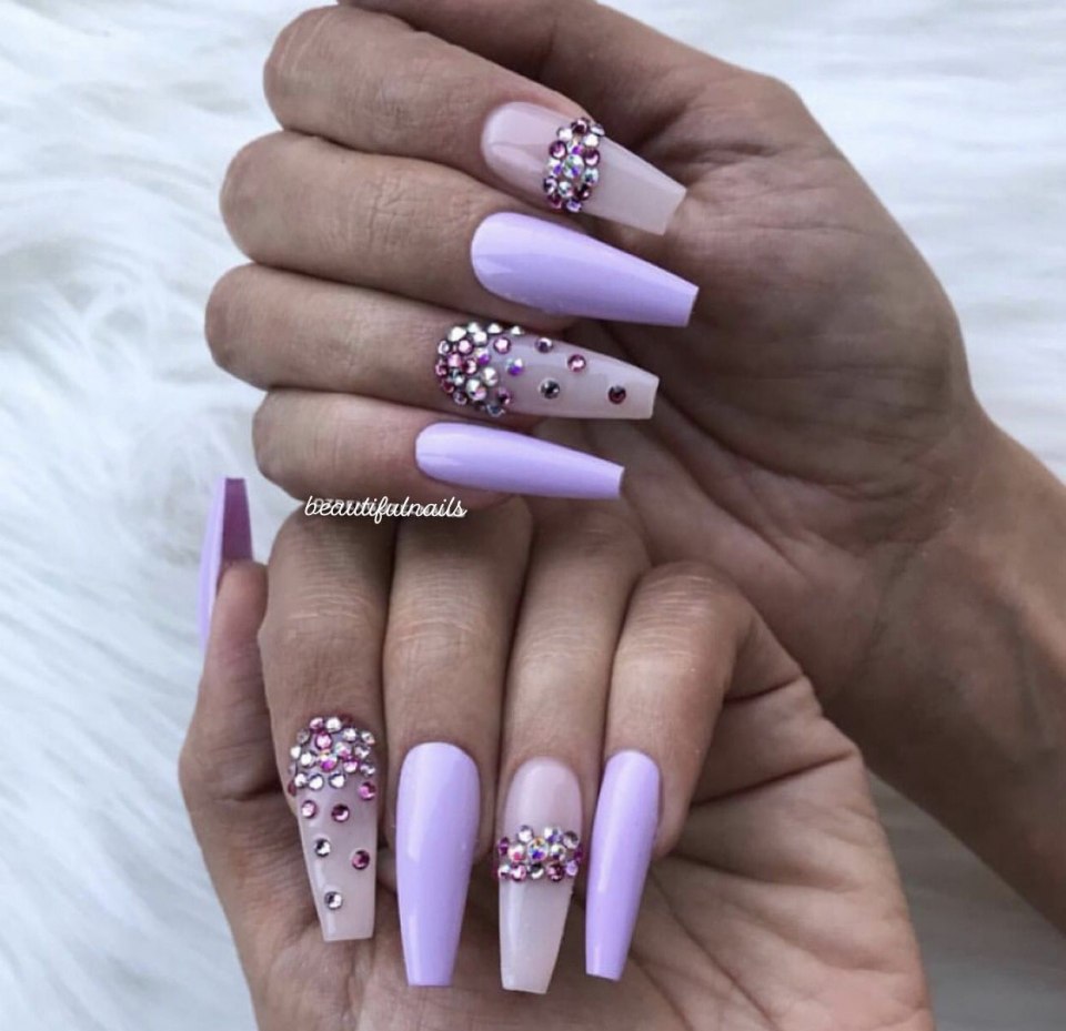 Розовый маникюр со стразами на длинные