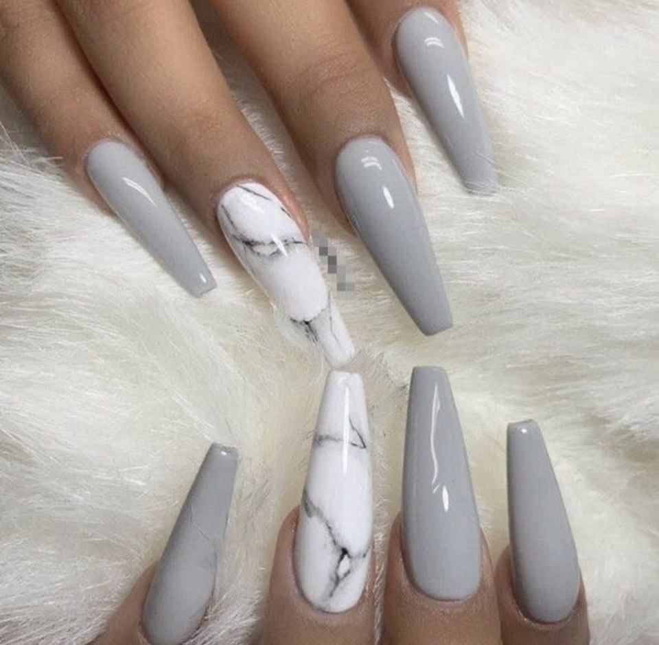 Мраморный маникюр на длинные ногти
