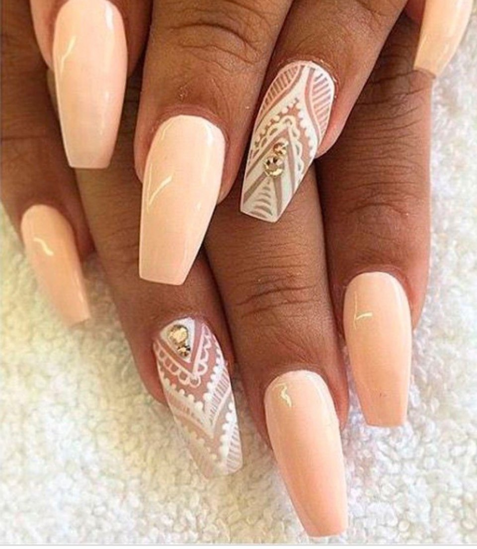 Бежевый маникюр на длинные ногти