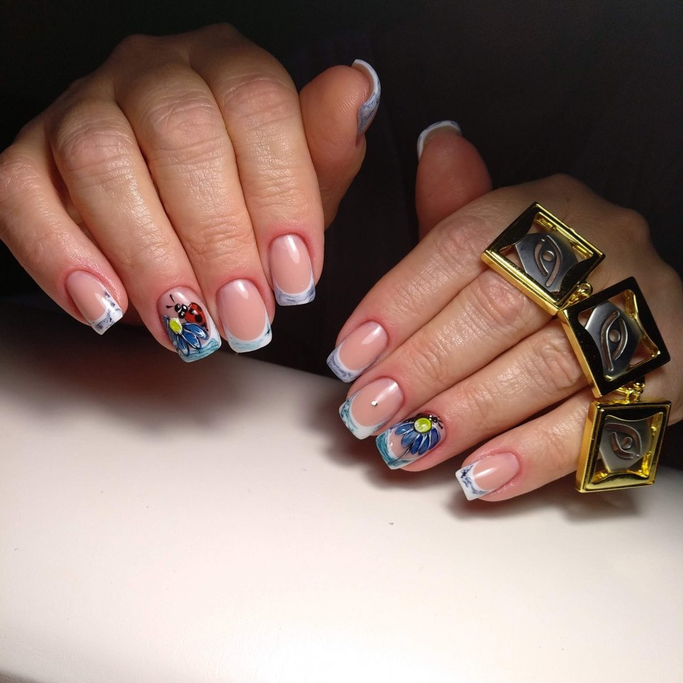 Черно-серый френч с наклейками маникюр