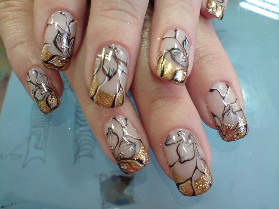 Осенние маникюры 2020 на короткие ногти с листьями