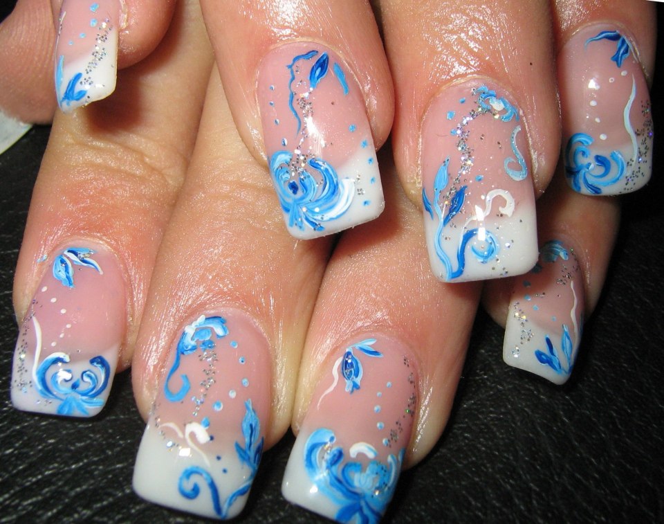 Прозрачный маникюр с бабочками